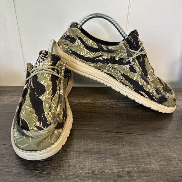 Men's Hey Dude Size 9 Wally Camouflage Slip On Canvas Sneaker - Picture 1 of 6